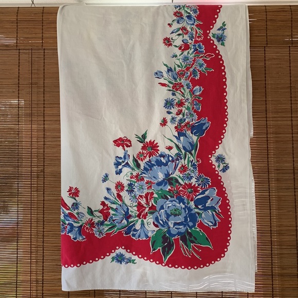 Vintage 50’s cotton tablecloth in iconic rose and daisy print. - Picture 2 of 8
